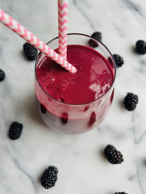 #recettesfamille #smoothie #recettesmoothie #mures #mûres #camerise #camerises #camerisesquébec #smoothiemûresetcamerises #brunch #déjeunersanté