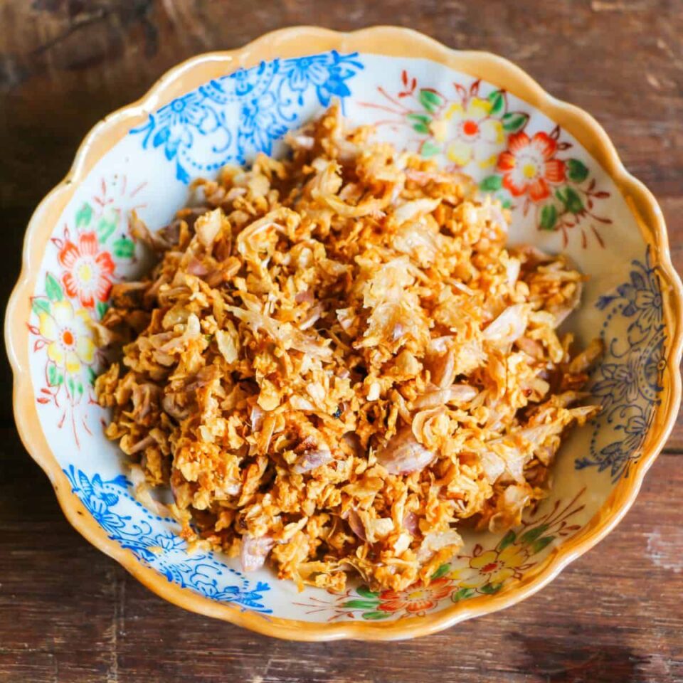 a bowl of fried garlic