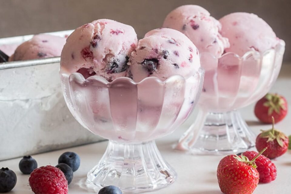 Homemade Berry Frozen Yogurt